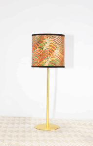 lámpara hecha a mano, lámpara de papel japonés Washi, lámpara artesanal de madera y papel japonés hecha a mano, lámpara sostenible para decoración, natural, detalle de lámpara hecha a mano Pamplona, iluminación artesanal Navarra, tienda de artesanía Pamplona