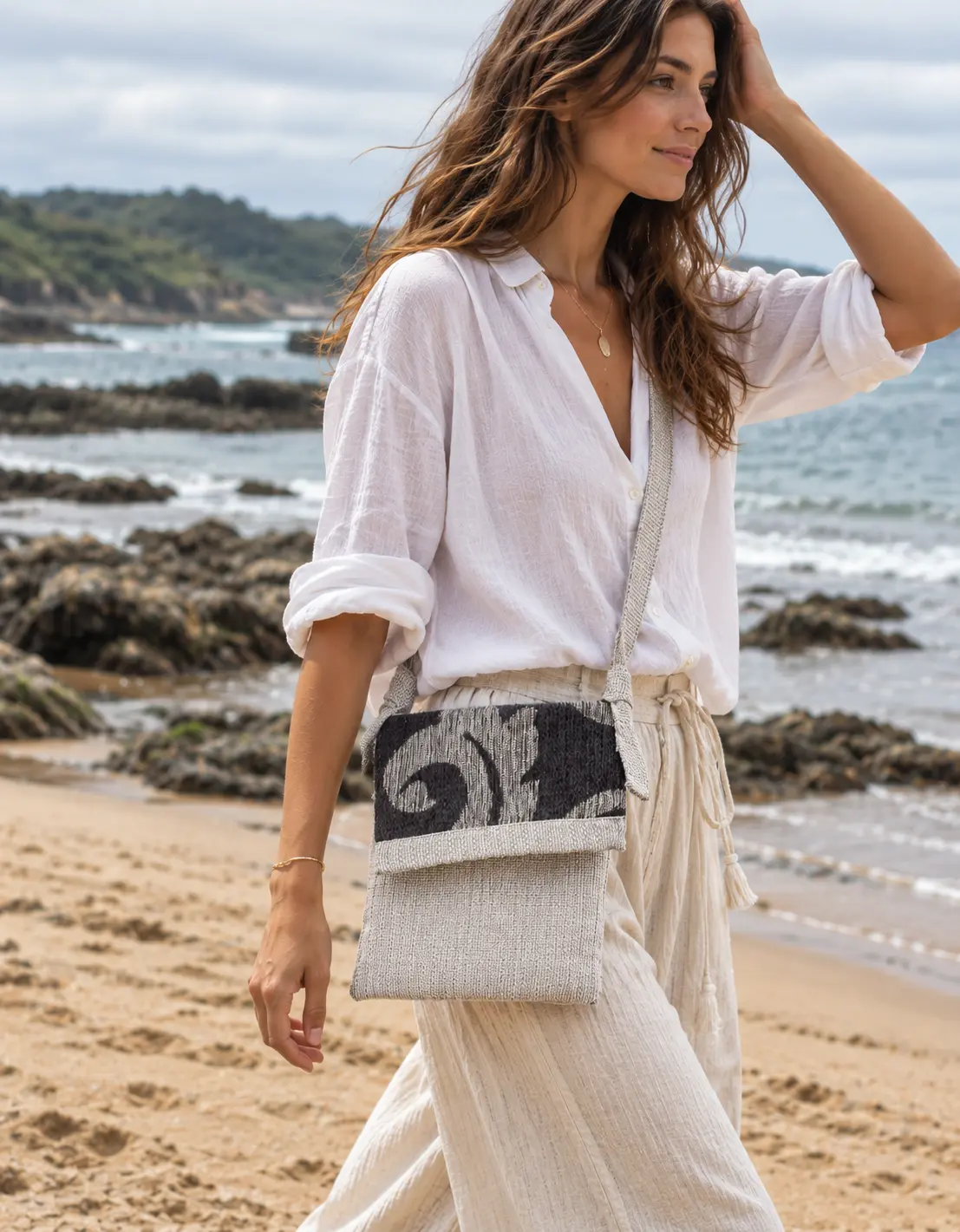 Bolso AMAI bandolera tejido a mano por Sokhari, en la playa