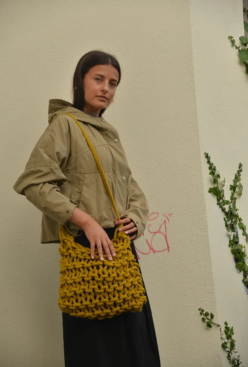 Modelo con bolso mostaza de algodón tejido a mano