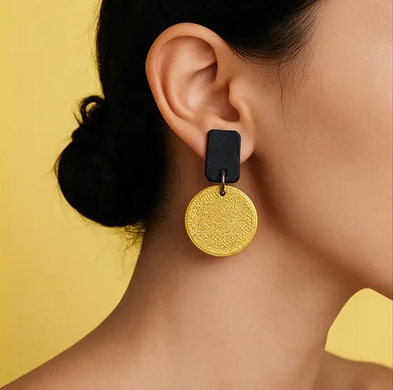 Pendientes artesanales con círculo amarillo