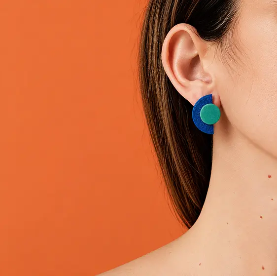 Pendientes artesanales de media luna azul y verde