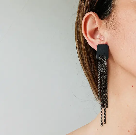 Pendientes artesanales negros con cadenas largas