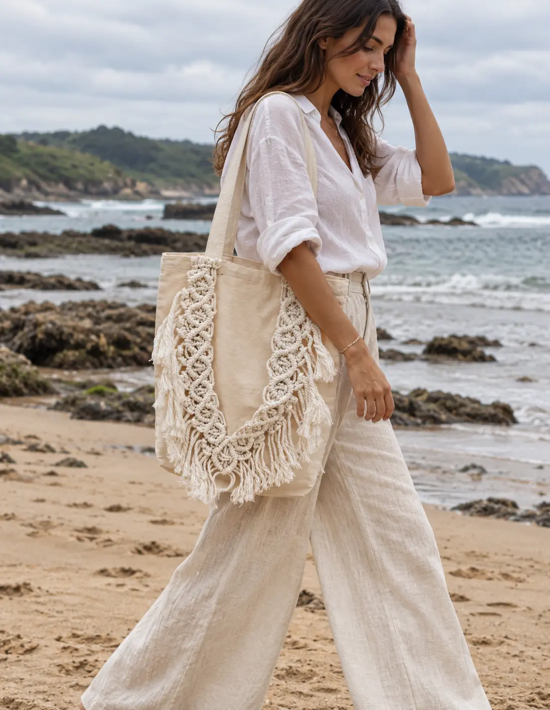 Tote bag de macramé de algodón natural hecho a mano por Sokhari, en la playa